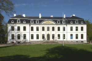 Schloss Weißenhaus, die Hoffassade im Mai 2012 (Wikipedia.de).